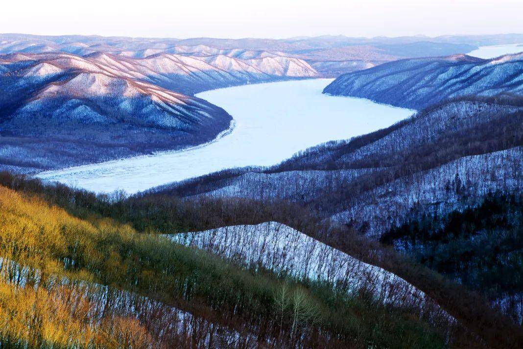 黑龙江畔夕阳下的渔者凝望